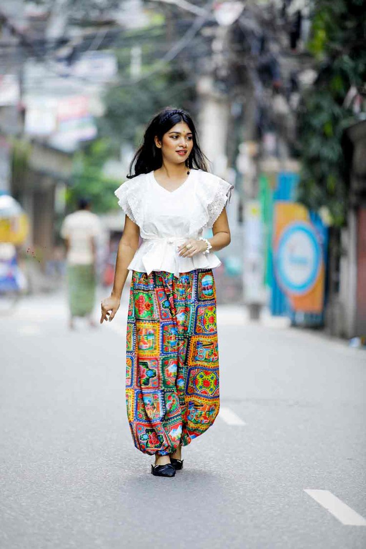 মডেল: মার্শিয়া। টপস: আর্টেমিস,ট্রাউজার: হরিতকী। ছবি: হাসান রাজা