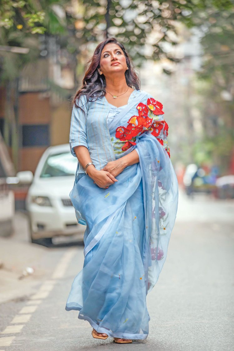 মডেল: ড. জাকিয়া সুলতানা পোশাক: সীবনী মেকআপ: রেড। ছবি: হাসান রাজা