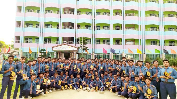 চিরিরবন্দর আইডিয়াল রেসিডেনসিয়াল স্কুলের জিপিএ-৫ প্রাপ্ত শিক্ষার্থীরা। ছবি: আজকের পত্রিকা