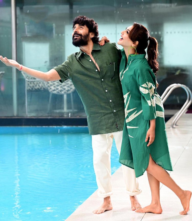 ঘনিয়ে এসেছে ডিয়ার মা সিনেমার মুক্তির তারিখ। আর এক সপ্তাহ পরেই বড় পর্দায় দেখা যাবে সিনেমাটি। জয়া এখন তাই ভীষণ ব্যস্ত প্রমোশনে। সিনেমার প্রচারের অংশ হিসেবে সম্প্রতি দ্য টেলিগ্রাফের আয়োজনে একটি ফটোশুটে অংশ নেন। জয়ার সঙ্গে রোমান্টিক পোজে সহশিল্পী চন্দন রায় স্যানাল।