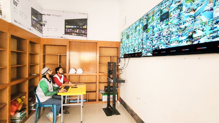 শরীয়তপুরের জেলা প্রশাসকের কার্যালয়ে স্থাপন করা হয়েছে সিসি ক্যামেরার নিয়ন্ত্রণকক্ষ। সেখান থেকে সার্বক্ষণিক পুরো শহর নজরে রাখা হয়। ছবি: আজকের পত্রিকা