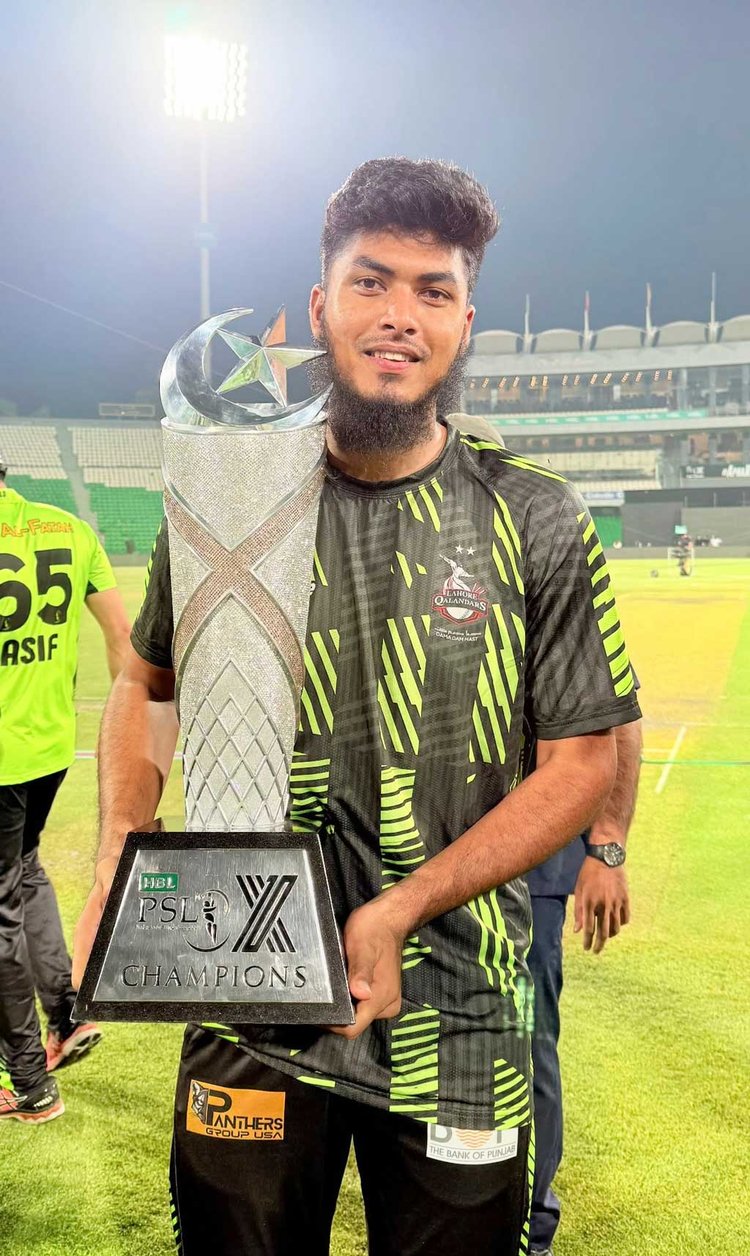 লাহোর কালান্দার্সের শিরোপা হাতে রিশাদ হোসেন। ছবি: ফেসবুক