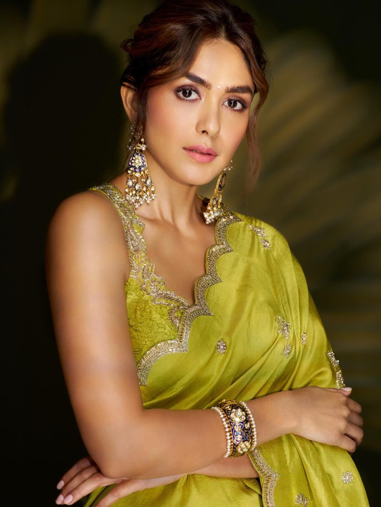 ত্বক ভালো রাখতে এবং উজ্জ্বলতা ফেরাতে ভিটামিন সি সেরাম ব্যবহার করেন ম্রুণাল। ছবি: ফেসবুক