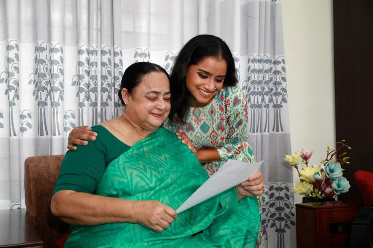 মা কী বলেন, সেটা মন দিয়ে শুনুন। মডেল: ফ্লোরা ও ফোয়ারা, ছবি হাসান রাজা
