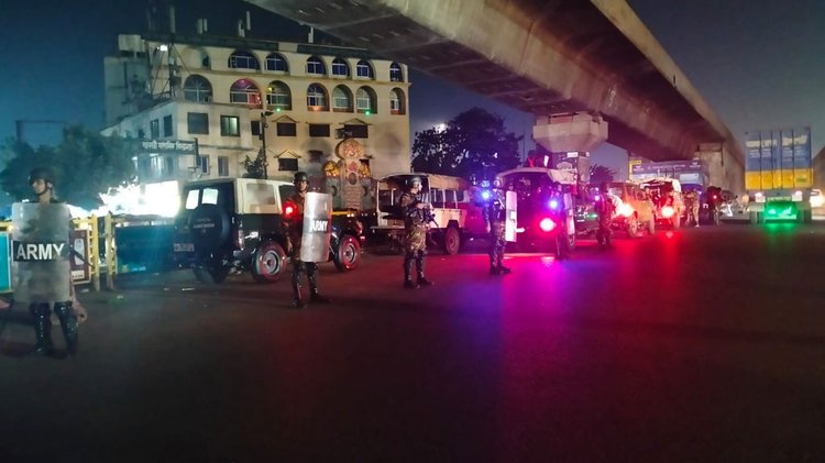 হযরত শাহজালাল আন্তর্জাতিক বিমানবন্দর, মেট্রোরেল স্টেশন এলাকায় সেনাবাহিনী, বিজিবি, র্যাব, পুলিশসহ বিভিন্ন গোয়েন্দ সংস্থার টহল ও নজরদারি ছিল চোখে পড়ার মতো। ছবি: আজকের পত্রিকা