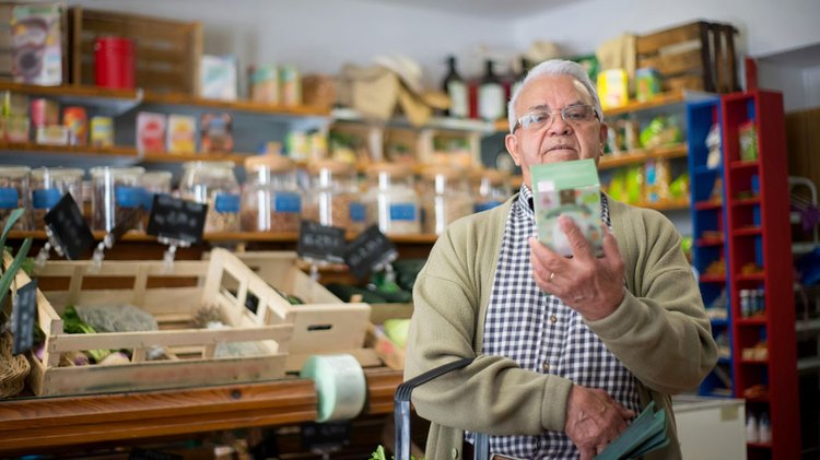 খাবার খাওয়ার আগে সম্ভব হলে দেখে নিন সেখানে কি কি উপকরণ দেওয়া আছে। ছবি: পেক্সেলস