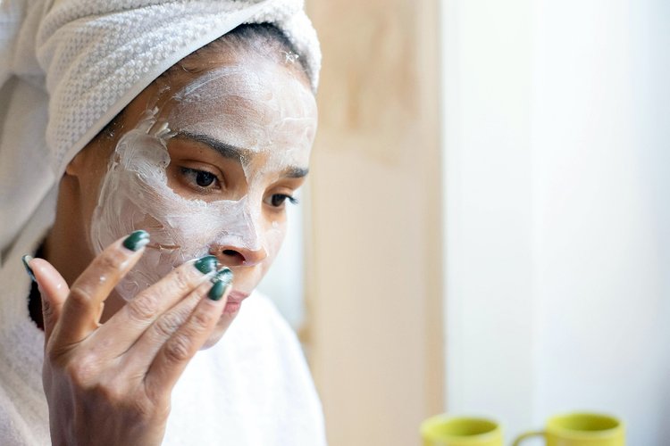 খেয়াল রাখবেন, গুঁড়ো যেন একদম মিহি হয়। সব সময় হালকা হাতে ম্যাসাজ করুন এবং সপ্তাহে দুইবারের বেশি স্ক্রাবিং করবেন না। ছবি: পেক্সেলস