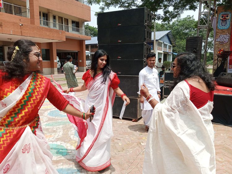 বর্ণিল আয়োজনে গণ বিশ্ববিদ্যালয়ে নববর্ষ উদযাপন। ছবি: লেখক