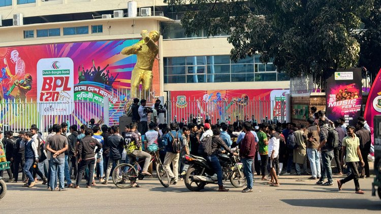 ১১তম বিপিএল শুরু হচ্ছে আগামীকাল। টুর্নামেন্টের আগের দিনই মিরপুর শেরেবাংলায় দেখা গেছে দর্শকদের জটলা। ছবি:আজকের পত্রিকা