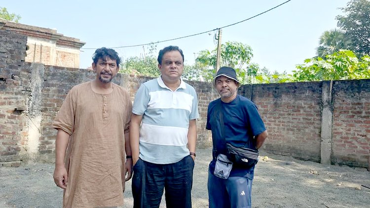 ‘শেকড়’ সিনেমার শুটিংয়ে পরিচালক ব্রাত্য বসুর সঙ্গে চঞ্চল চৌধুরী। ছবি: সংগৃহীত
