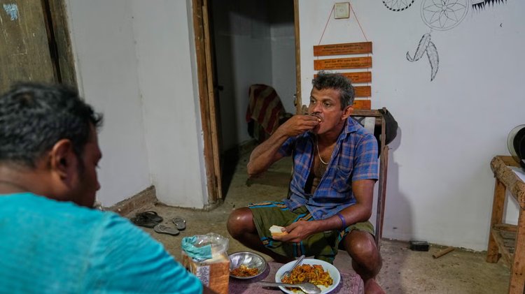 শোল মাছ খাওয়া শিখে যাচ্ছেন শ্রীলঙ্কার স্থানীয় মানুষেরা। দ্য ইনডিপেনডেন্ট