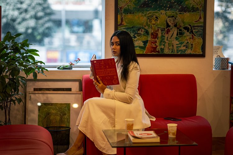 বৃষ্টিদিনে নতুন কোনো বই পড়ার মজাই কিন্তু আলাদা।