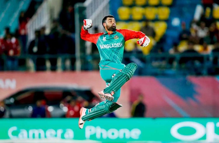 ওমানের বিপক্ষে ধর্মশালায় ২০১৬ টি-টোয়েন্টি বিশ্বকাপে সেঞ্চুরির পর তামিম ইকবালের উদযাপন। আন্তর্জাতিক টি-টোয়েন্টিতে বাংলাদেশের প্রথম সেঞ্চুরিয়ান তিনি। ছবি: ক্রিকইনফো
