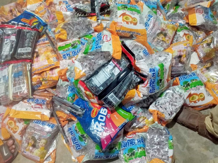 অভিযানে প্রায় ৫ হাজার ফ্রুট জেলি, বিপুল পরিমাণ রোবো আইসক্রিম এবং এসব খাদ্যপণ্য তৈরির কেমিক্যাল জব্দ করা হয়। ছবি: আজকের পত্রিকা