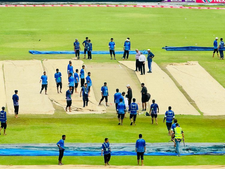 বাংলাদেশ-পাকিস্তান ম্যাচের ভেন্যুতে বৃষ্টির পর কাজ করছেন মাঠকর্মীরা। ছবি: আজকের পত্রিকা