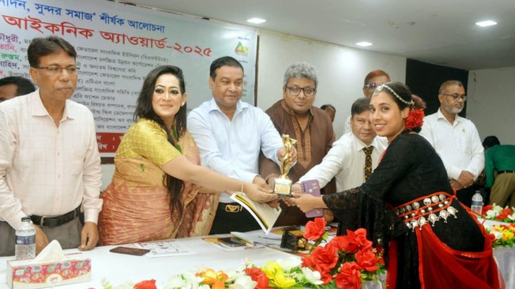 পুরস্কার নিচ্ছেন নৃত্যশিল্পী উম্মে তাবাসসুম খান মিতিন। ছবি: সংগৃহীত