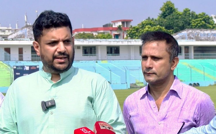রাজশাহী বিভাগীয় স্টেডিয়াম পরিদর্শন শেষে সংবাদমাধ্যমের সঙ্গে কথা বলেন শাহনিয়ান তানিম ও খালেদ মাসুদ পাইলট। ছবি: আজকের পত্রিকা