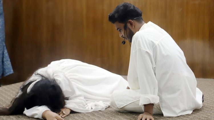 ‘ওথেলো’ চরিত্রে জালাল উদ্দিন রুমি এবং তাবাসসুম ‘ডেসডেমোনা’ চরিত্রে অভিনয়।