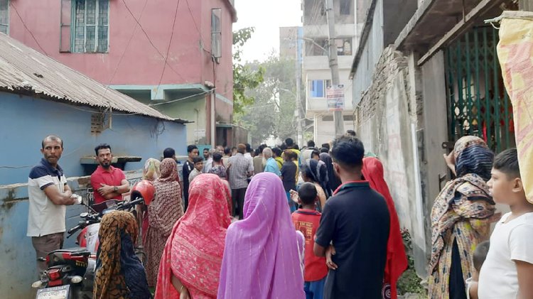 পল্লবীর বাইগারটেক নামক এলাকার বেপারী মার্কেটের পাশের হত্যার শিকার শিশুদের দেখতে মানুষের ভিড়। ছবি: আজকের পত্রিকা