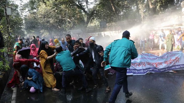 প্রধান উপদেষ্টার বাসভবন যমুনার সামনে নিয়োগ বাতিল হওয়া প্রার্থীদের জলকামান নিক্ষেপ করা হয়। ছবি: সংগৃহীত