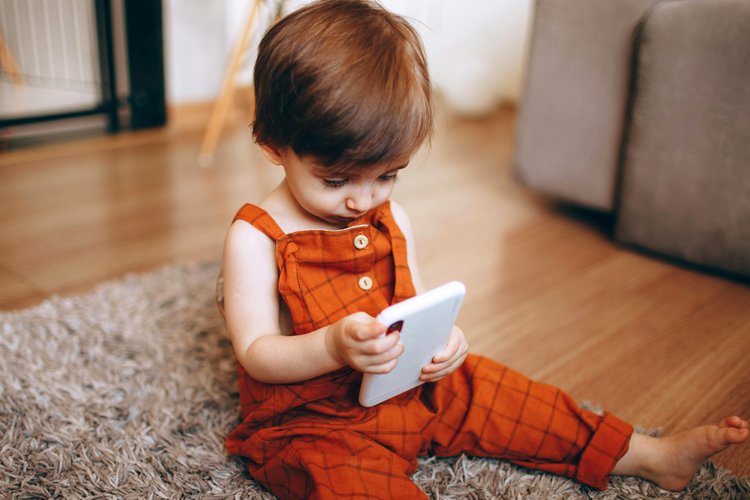 টয়লেট ব্যবহার করলে তাকে মোবাইলে কার্টুন দেখতে দেওয়া হবে, এমন প্রতিশ্রুতি দেবেন না। ছবি: পেক্সেলস