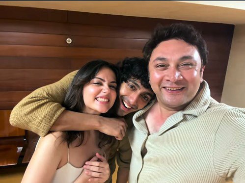 ‘সাইয়ারা’ সিনেমার নায়ক-নায়িকার সঙ্গে রাজেশ। ছবি: সংগৃহীত