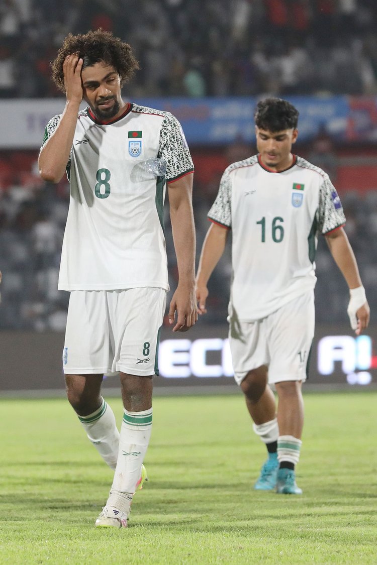 ম্যাচ জিততে না পারলেও গত কদিনে হামজাদের সঙ্গে দারুণ অভিজ্ঞতা হয়েছে ফাহামিদুলের। ছবি: আজকের পত্রিকা