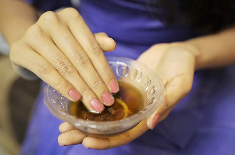 নারকেল তেল শীতকালীন যত্নে বিশেষভাবে উল্লেখযোগ্য। ছবি: আজকের পত্রিকা