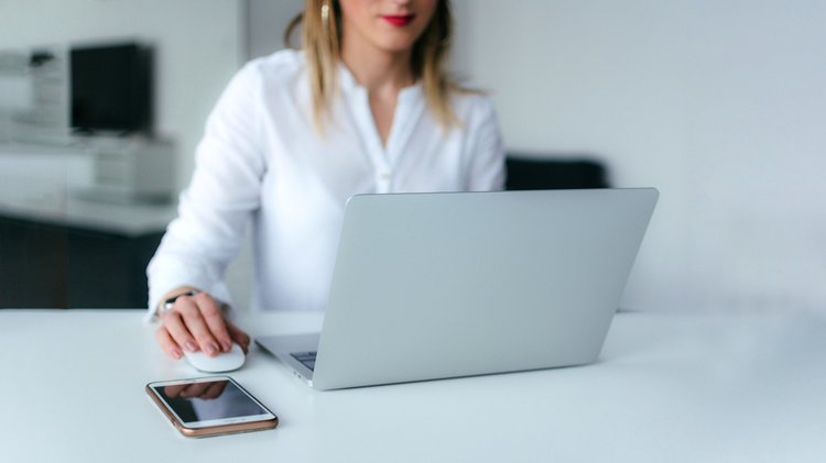 যাত্রার আগেই ম্যাপ বা ‘স্ট্রিট ভিউ’ দেখে রাস্তার সঙ্গে পরিচিত হয়ে নিন। ছবি: পেক্সেলস