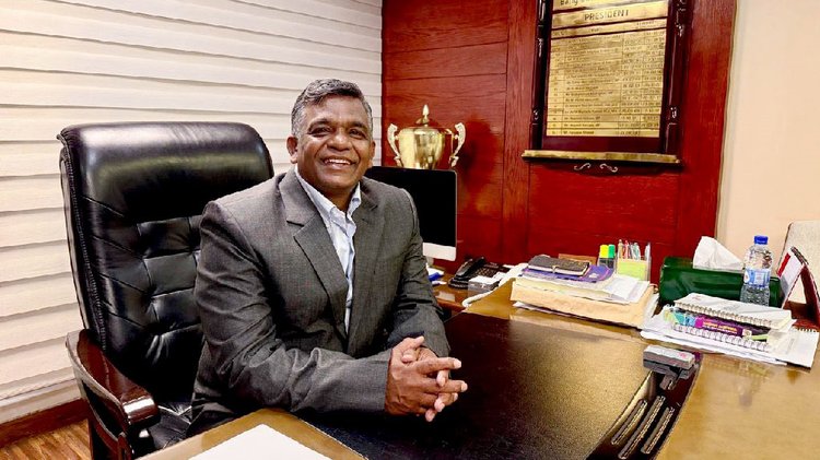 নিজের কার্যালয়ে নতুন বিসিবি সভাপতি আমিনুল ইসলাম বুলবুল। ছবি: বিসিবি