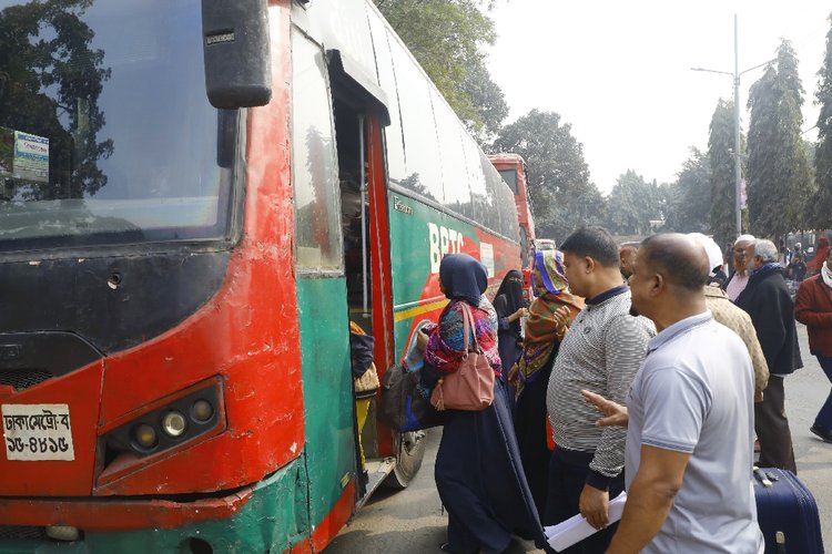 ট্রেন না পেয়ে অনেক যাত্রী বাধ্য হয়েই বাসযোগ্য গন্তব্যে যাওয়ার চেষ্টা করছেন। ছবি: আজকের পত্রিকা