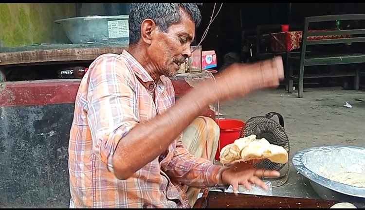 ভাজার পর এভাবে থাপড়ানো হয় রুটি। এ জন্যই এর নাম থাপড়ানো রুটি। ছবি: লেখক