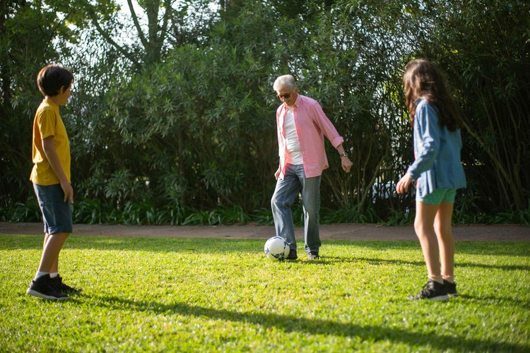 দাদা বা নানারা খেলাধুলা বা অবসরের সঙ্গী হিসেবে শিশুদের সঙ্গে সময় কাটলে মানসিকভাবে তরুণ থাকতে পারেন। ছবি: পেক্সেলস
