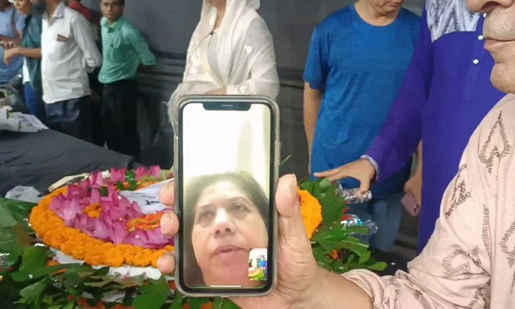 ভিডিও কলে যুক্ত হয়ে ফরিদা পারভীনকে শেষ শ্রদ্ধা জানান রুনা লায়লা। ছবি: সংগৃহীত