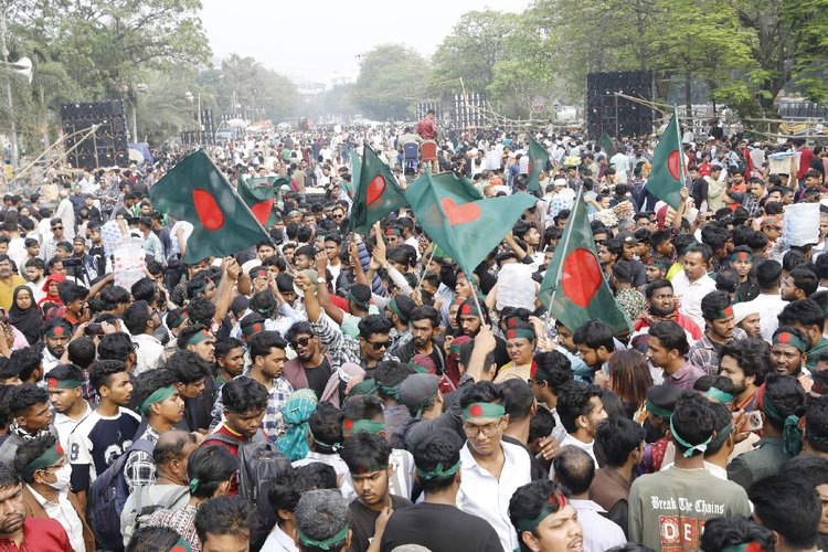 নতুন রাজনৈতিক দল ‘জাতীয় নাগরিক পার্টির’ আত্মপ্রকাশকে কেন্দ্র করে জাতীয় পতাকা হাতে নিয়ে জড়ো হয়েছেন মানুষ। ছবি: আজকের পত্রিকা