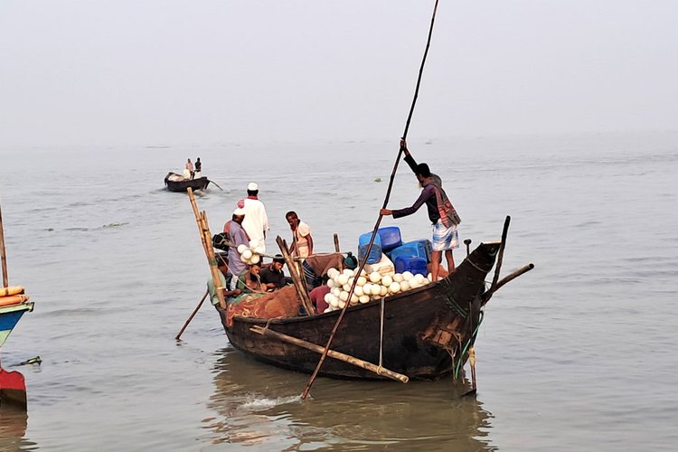 চাঁদপুরের পদ্মা-মেঘনা নদীতে ইলিশসহ অন্যান্য মাছ ধরতে নেমেছেন জেলেরা। ছবি: আজকের পত্রিকা