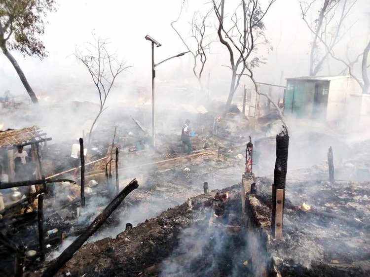 রোহিঙ্গাদের বেশ কিছু বসত ঘরসহ নানা স্থাপনা পুড়েছে আগুনে। ছবি: আজকের পত্রিকা