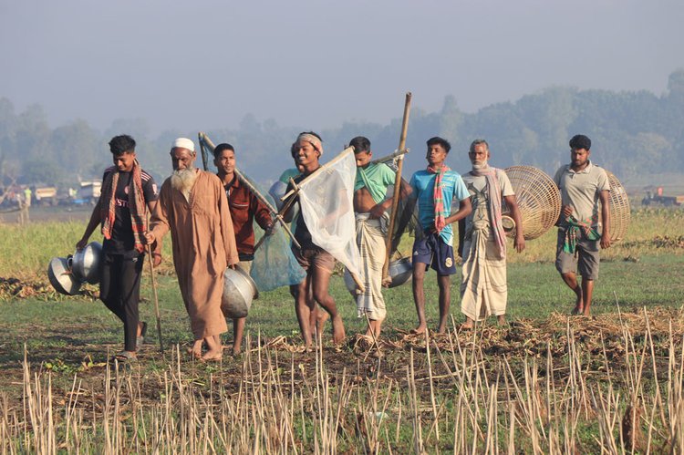 ভোরের আলো ফুটতে না ফুটতেই বিলের দিকে ছুটছেন মৎস্য শিকারিরা। শনিবার সকালে পাবনার ভাঙ্গুরা উপজেলার রুহুল বিলে। ছবি: আজকের পত্রিকা