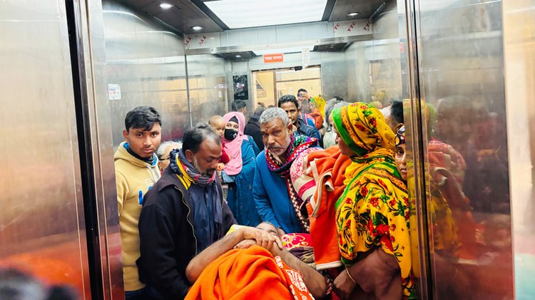 একটি লিফট নষ্ট থাকায় অপর লিফটের ওপর চাপ পড়ছে। ছবি: আজকের পত্রিকা