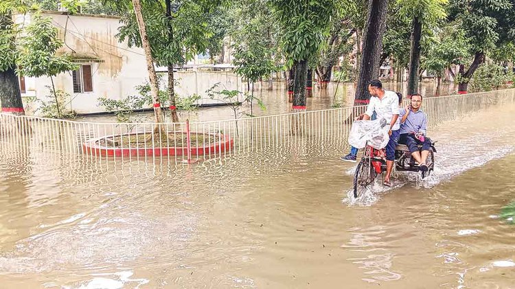 বেনাপোল কাস্টম হাউসের প্রবেশপথে জলাবদ্ধতা। এতে ভোগান্তি নিয়ে চলাচল করতে হচ্ছে মানুষজনকে। ছবিটি গত বৃহস্পতিবার দুপুরের। আজকের পত্রিকা