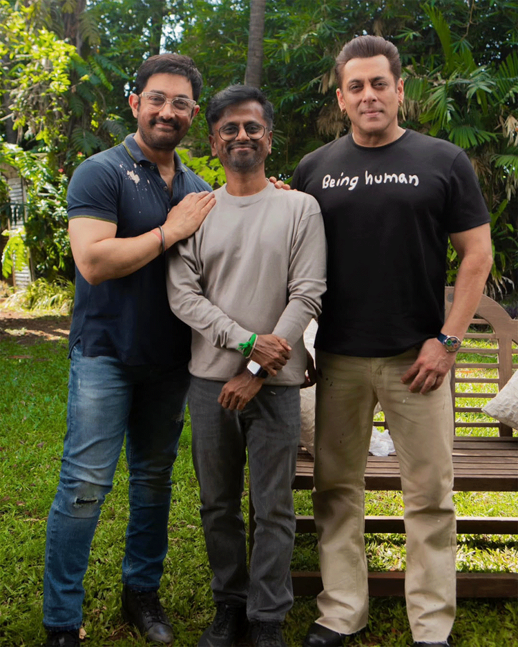 আমির খান ও সালমান খানের সঙ্গে পরিচালক এ আর মুরুগাদোস। ছবি: সংগৃহীত