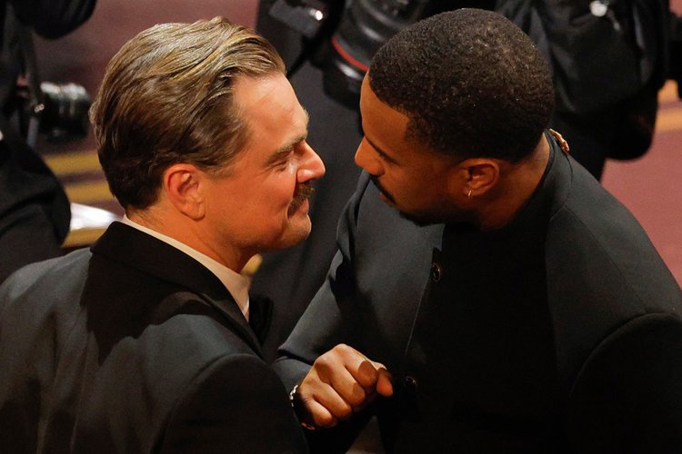 সেরা অভিনেতা হিসেবে পুরস্কার না পেলেও বিজয়ী মাইকেল বি জর্ডানকে শুভেচ্ছা জানান লিওনার্দো ডিক্যাপ্রিও। ছবি: রয়টার্স