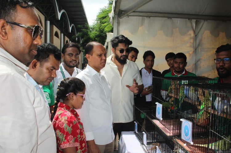 মেলায় কেউ এসেছেন প্রজাতি সম্পর্কে জানতে, কেউ আবার শিশুদের নিয়ে এসেছেন প্রাণীগুলোকে দেখাতে।