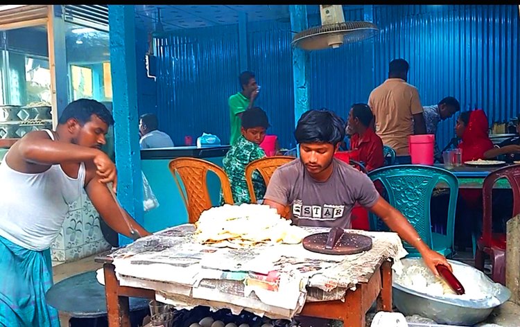 একটি দোকানে ভাজা হচ্ছে থাপড়ানো রুটি। ছবি: লেখক