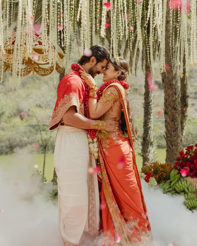 বিয়ের ছবিতে বিজয় ও রাশমিকা। ছবি: ইনস্টাগ্রাম