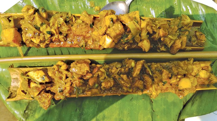 সাজেকে ব্যাম্বো চিকেনের স্বাদ নেওয়া যাবে। তবে এ খাবারের জন্য আগেই বলে রাখতে হবে। ছবি: আজকের পত্রিকা
