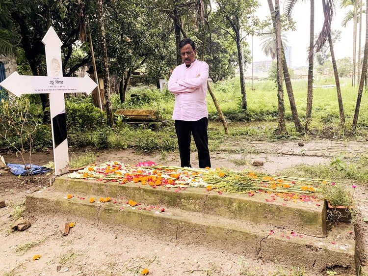 এন্ড্রু কিশোরের সমাধির সামনে হানিফ সংকেত। ছবি: হানিফ সংকেতের পোস্ট থেকে