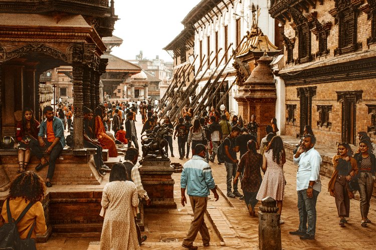 হেঁটে ঘুরে দেখার সময় কাঠমান্ডুর রাস্তা বেশ জটিল বলে মন হতে পারে। ছবি: পেক্সেলস