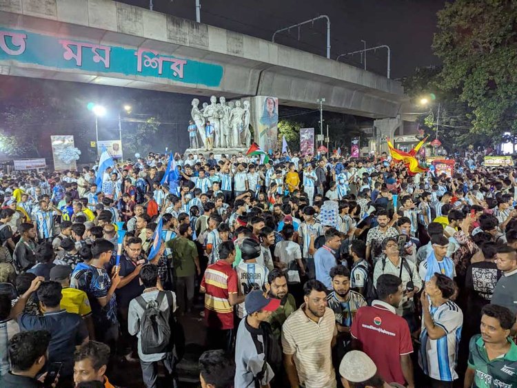 ফাইনাল ম্যাচকে কেন্দ্র করে ঢাকা বিশ্ববিদ্যালয় (ঢাবি) ক্যাম্পাসে নিরাপত্তা জোরদার করেছে বিশ্ববিদ্যালয় প্রশাসন। ছবি: মেহেদী হাসান