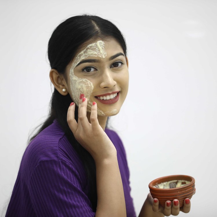 মূলতানি মাটির কাদা দিয়ে রূপচর্চা বেশ জনপ্রিয়। ছবি: আজকের পত্রিকা